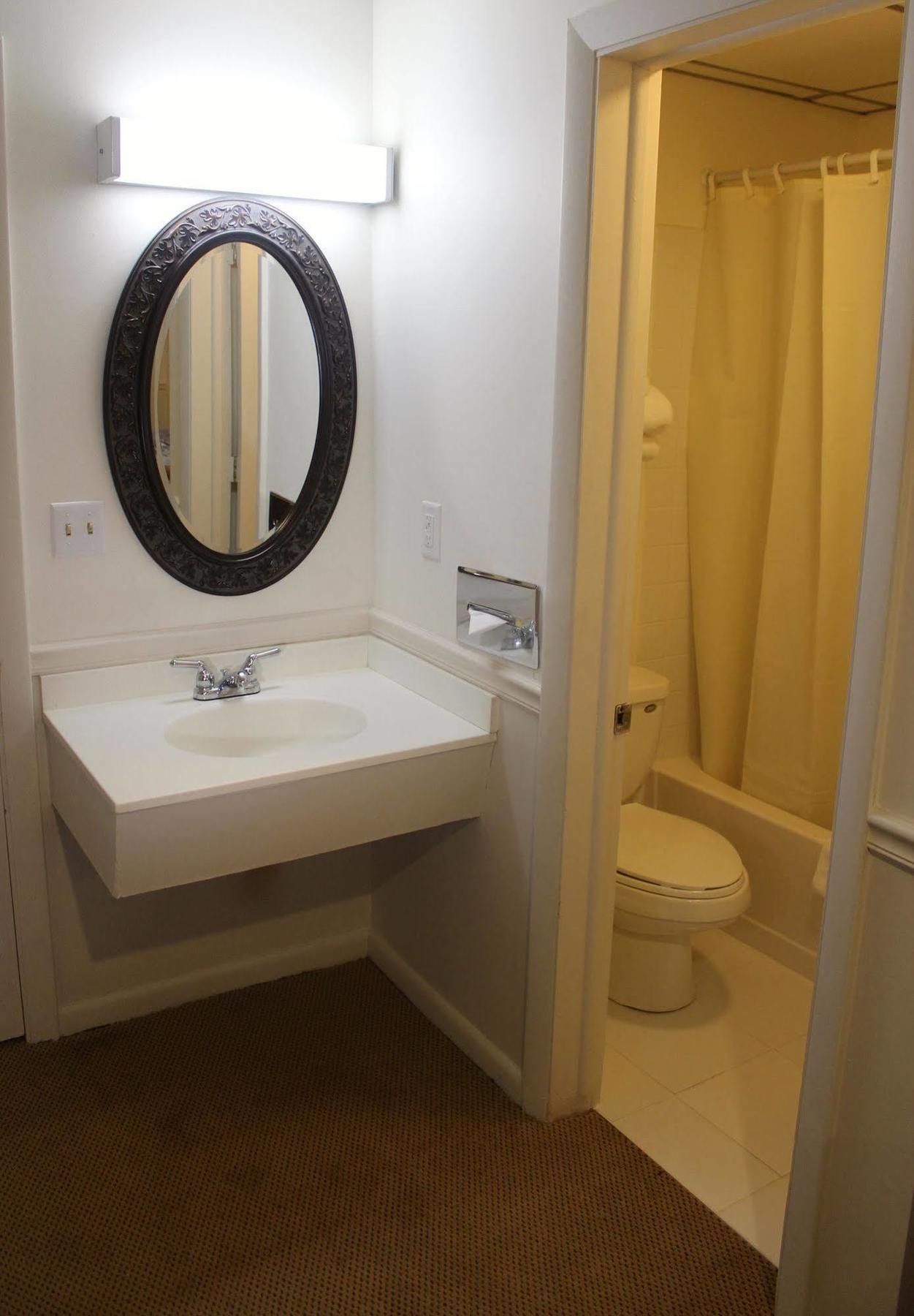 Anchorage Inn Burlington Bagian luar foto
